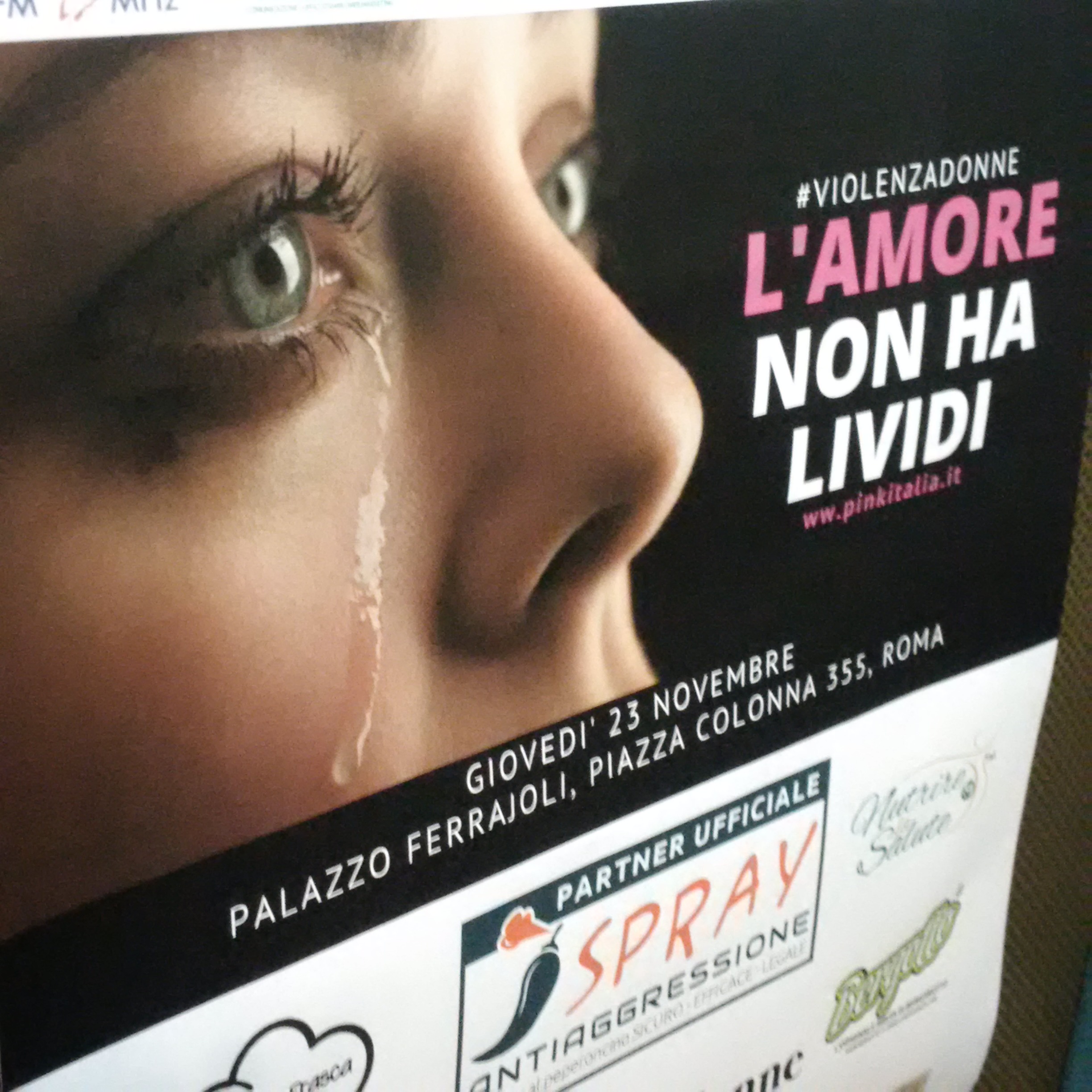Il manifesto della campagna: un volto in lacrime e la scritta L'amore non ha lividi, giovedì 23 novembre, Palazzo Ferrajoli, piazza Colonna 355, Roma.