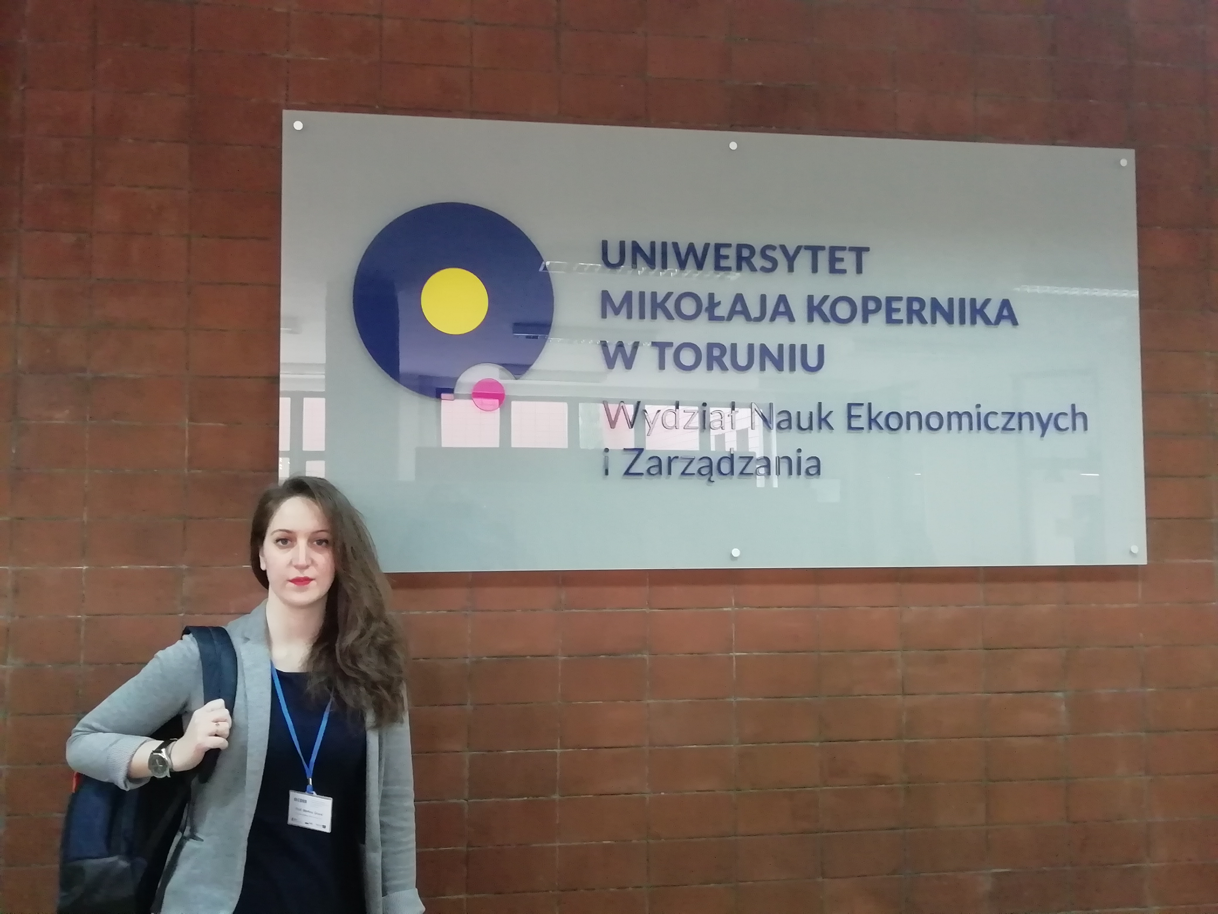 Un'altra partecipante davanti alla stessa insegna dell'università polacca.