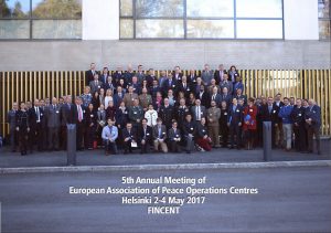 Foto di gruppo del quinto incontro annuale della European Association of Peace Operations Centres, Helsinki, 2-4 maggio 2017.