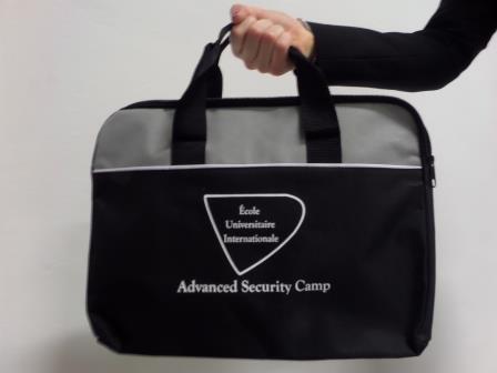 Una borsa nera con il logo dell'istituto e la scritta Advanced Security Camp, tenuta per il manico.