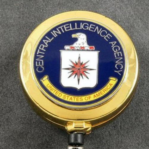 Un portabadge dorato con il sigillo della Central Intelligence Agency degli Stati Uniti.