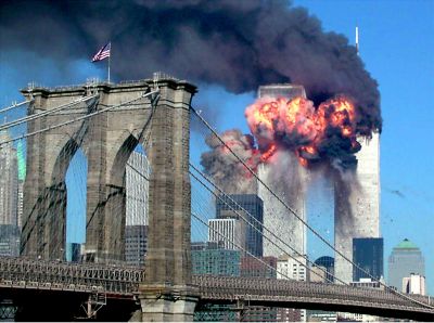 L'attacco alle Torri Gemelle di New York l'11 settembre 2001, visto dal ponte di Brooklyn: una palla di fuoco esce da una delle due torri.