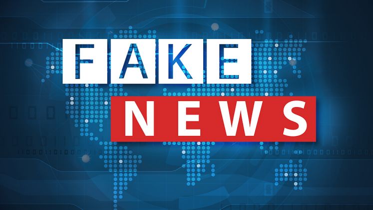 La scritta FAKE NEWS in bianco e rosso su un fondo blu con il planisfero a punti.
