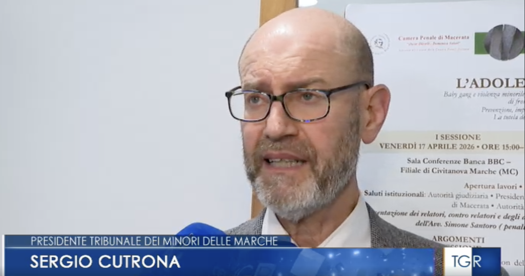 Fotogramma di un'intervista televisiva con la scritta in sovrimpressione Sergio Cutrona, presidente Tribunale dei minori delle Marche.