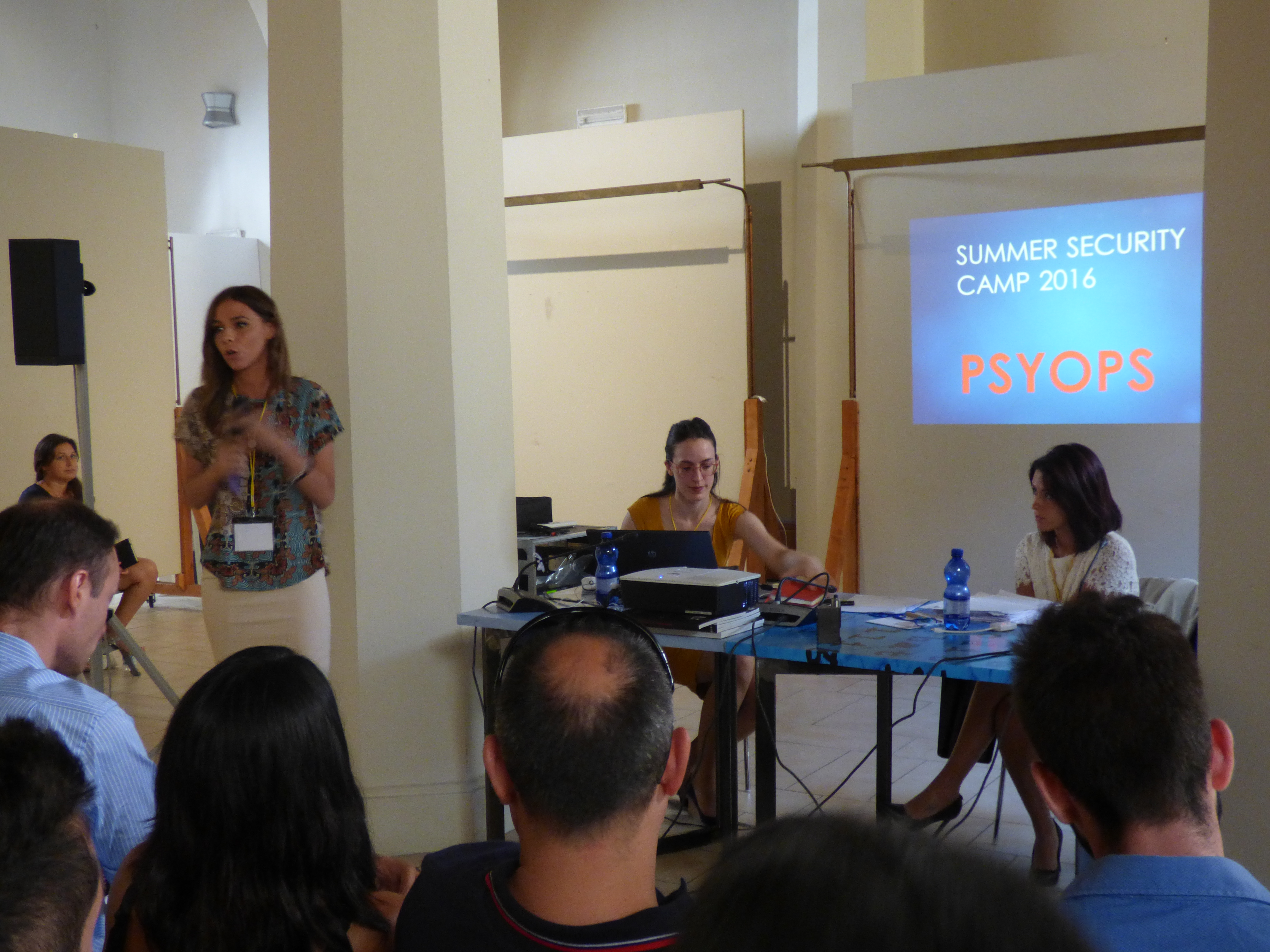 Tre relatrici davanti alla proiezione Summer Security Camp 2016, PsyOps.