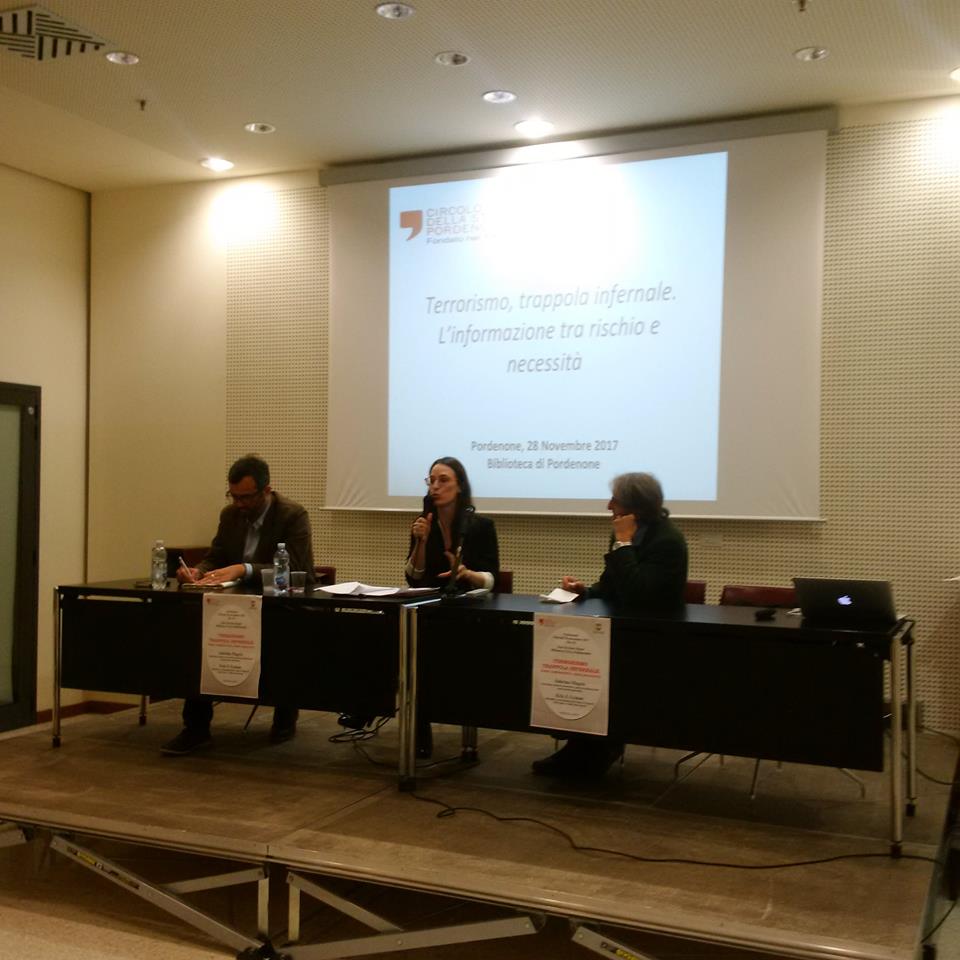 Tre relatori al tavolo, sotto la proiezione del titolo dell'incontro, Pordenone, 28 novembre 2017.
