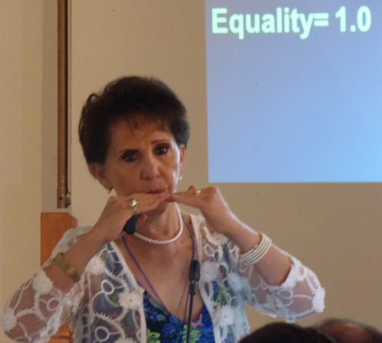 Una relatrice davanti alla proiezione della scritta Equality = 1.0.