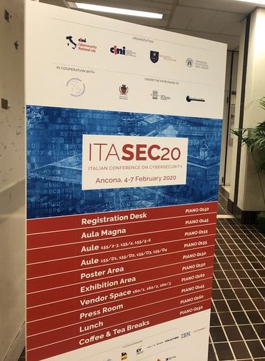 Il totem con il programma di ITASEC20, Italian Conference on Cybersecurity, Ancona 4-7 febbraio 2020, e l'elenco delle sale.