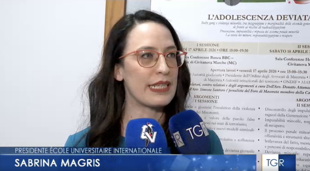 Fotogramma di un'intervista televisiva davanti alla locandina del convegno L'adolescenza deviata, con la scritta in sovrimpressione Sabrina Magris, presidente École Universitaire Internationale.