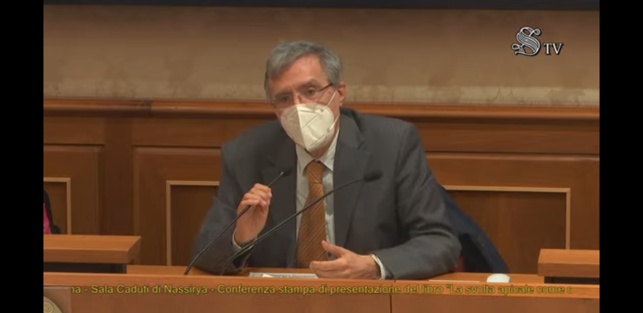 Un relatore con la mascherina parla al microfono, nella sala del Senato.