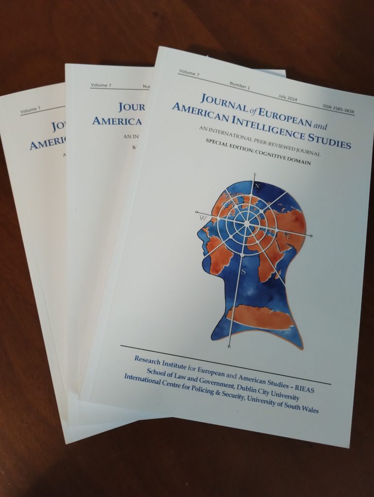 Tre copie del Journal of European and American Intelligence Studies, edizione speciale sul dominio cognitivo, luglio 2024.